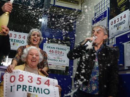 Celebración del primer premio de la lotería del Niño en la administración número 3 de Torrent.