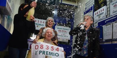 Celebración del primer premio de la lotería del Niño en la administración número 3 de Torrent.