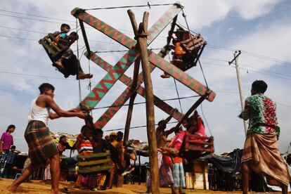 Refugiados rohingyas montan en una noria de madera durante el Eid Al-Adha, en un campamento de refugiados de Kutupalong, en Ukhia (Bangladés).