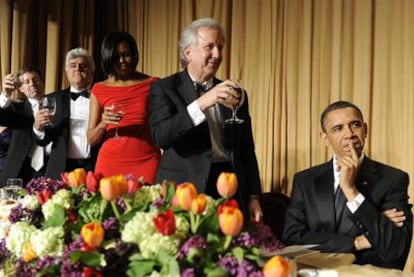 Barack Obama y detrás de él, Matt Winkler, Michelle Obama y Jay Leno.