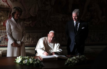 El papa Francisco y los reyes belgas, Matilde y Felipe.