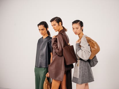 Tres de las propuestas para la próxima primavera de Loewe, presentadas el 29 de septiembre de 2023 en la semana de la moda de París.