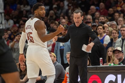 El entrenador de los Cleveland Cavaliers, Kenny Atkinson, y el jugador Donovan Mitchell, en un partido contra los Brooklyn Nets de este mes.