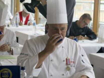 El chef de la radiotelevisión británica BBC, Alan Coxon, cata uno de los productos que concurren a los "Superior Taste Awards", que tienen lugar en Bruselas, que cada año organiza el International Taste and Quality Institute (Instituto Internacional del Sabor y la Calidad, iTQi), con sede en la capital belga, y cuyos ganadores se conocerán en junio próximo.