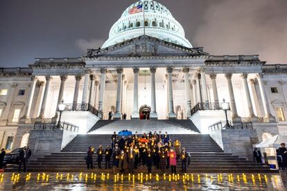 Los congresistas de la Cámara de Representantes de Estados Unidos, liderados por su presidenta, Nancy Pelosi, han guardado unos minutos de silencio este martes a las puertas del Capitolio, en Washington, en memoria por los 900,000 estadounidenses que han perdido la vida a causa del covid tras dos años de pandemia.