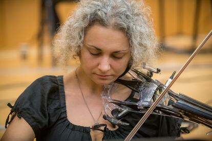 Una de las violinistas que participó en el estudio en plena acción.