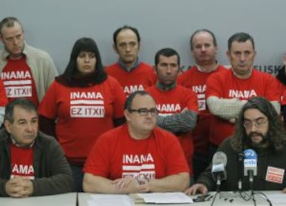 Trabajadores de Inama comparecen ante los medios durante las movilizaciones contra el cierre de la empresa