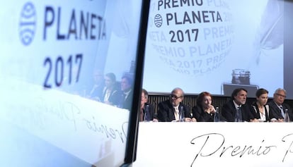 Creuheras, al centro, en la presentación del Premio Planeta este sábado.