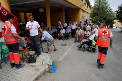 Personal de Cruz Roja atiende a los vecinos desalojados.