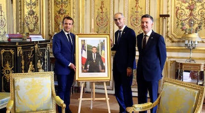 Emmanuel Macron, co-pr&iacute;ncipe de Andorra, muestra su retrato oficial con la bandera andorrana junto a los jefes del ejecutivo y el legislativo, Antoni Mart&iacute; y Vicen&ccedil; Mateu