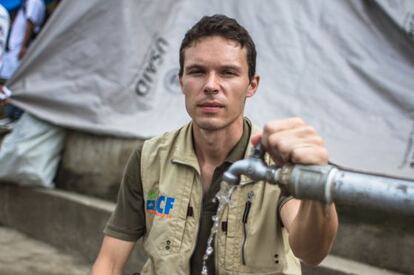 Jes&uacute;s Baena, trabajador humanitario experto en agua, en Taclob&aacute;n. 