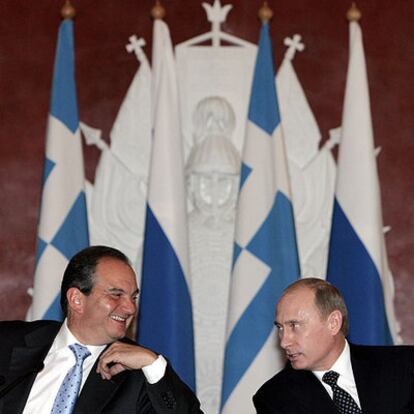 El primer ministro griego, Costas Karamanlis (izquierda), charla con el presidente ruso, Vladímir Putin, en Moscú.