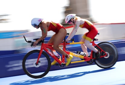 Susana Rodriguez y Sara, su guía, durante la disciplina de ciclismo en triatlón, este lunes.