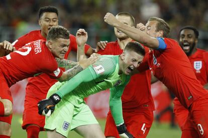 Los jugadores de Inglaterra celebran junto a Pickford la victoria ante Colombia. 