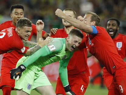 Los jugadores de Inglaterra celebran junto a Pickford la victoria ante Colombia. 