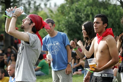 Jóvenes asistentes a Metro Rock se defienden del calor durante la primera jornada del festival.