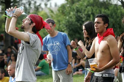 Jóvenes asistentes a Metro Rock se defienden del calor durante la primera jornada del festival.