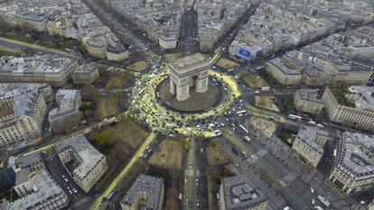 Vista aérea do Arco do Triunfo onde se tentou pintar um sol durante a realização da Conferência sobre a Mudança Climática COP21 em Paris.