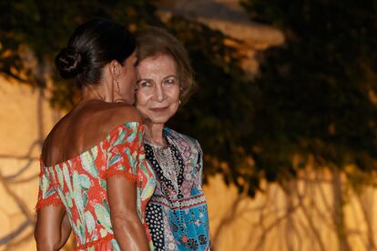 La reina Letizia y doña Sofía, en un momento previo a la cena oficial que este año está a cargo del chef Santi Taura.