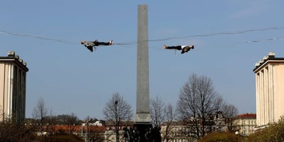 Dos acróbatas se balancean en una cuerda floja sobre el Monasterio de Emaús, en Praga (República Checa).