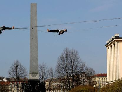 Dos acróbatas se balancean en una cuerda floja sobre el Monasterio de Emaús, en Praga (República Checa).