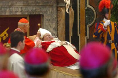 El cadáver del Papa es expuesto en la sala Clementina del Vaticano.