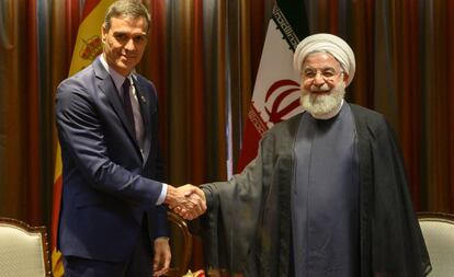 El líder iraní, Hasan Rohaní (izquierda), en un encuentro con Pedro Sánchez, presidente en funciones de España, este martes en Nueva York.