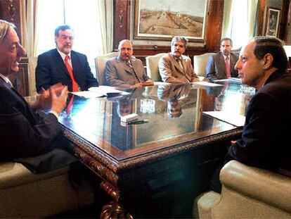 Néstor Kirchner (izquierda) conversa con el embajador de EE UU. A la izquierda del presidente, el canciller, Rafael Bielsa.