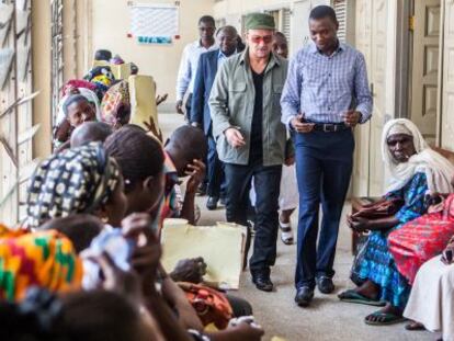 Bono en el Tema Clinic de Accra, en Ghana en 2013.