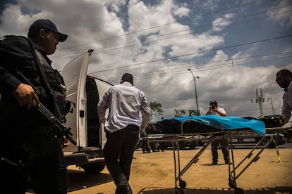 Un policía vigila la escena de un crimen en Culiacán, Sinaloa,