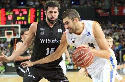 El alero del UCAM José Angel Antelo ataca la defensa de Alex Mumbrú.