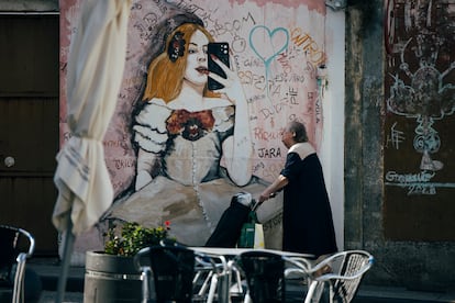 DVD1282 (04/09/25). Ferrol (A Coruña). Comunidades. Festival de arte urbano Meninas de Canido. Festival Meninas de Canido, en la que artistas urbanos llenan de dibujos homenajeando la pintura de Diego Velázquez, las meninas./ ÓSCAR CORRAL (EL PAÍS).