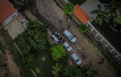 Miembros de la FGR catean la finca Santa Julia en Huertos del Pedregal, en Culiacán, el pasado 31 de agosto.