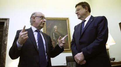 El presidente de la Generalitat, Ximo Puig, con el ministro de Hacienda en funciones, Crist&oacute;bal Montoro.