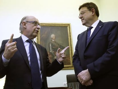 El presidente de la Generalitat, Ximo Puig, con el ministro de Hacienda en funciones, Crist&oacute;bal Montoro.
