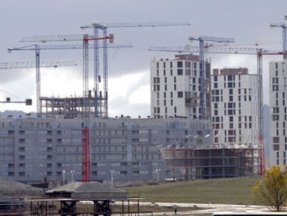 En la imagen, varias viviendas en construcción.