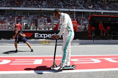 Lewis Hamilton, subido en un patinete, momentos antes del inicio de la carrera.