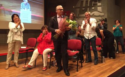 Baltasar Garz&oacute;n recibe el homenaje de la plataforma No nos resignamos por su compromiso judicial. A su izquierda Cristina Almeida y Montserrat Mu&ntilde;oz. 