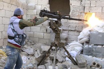 Un combatiente del Ej&eacute;rcito Libre de Siria dispara su arma contra las tropas de El Asad en Alepo el 25 de enero.