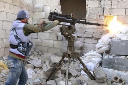 Un combatiente del Ejército Libre de Siria dispara su arma contra las tropas de El Asad en Alepo el 25 de enero.
