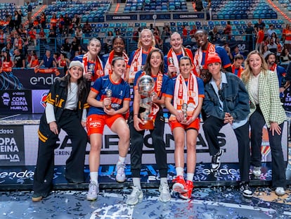 Las integrantes de Marlena, Carolina Moyano (a la izquierda de la foto) y Ana Legazpi (a la derecha, con cazadora vaquera), escoltan a las campeonas, con la lesionada Raquel Carrera sosteniendo la Copa de la Reina 2024. | FEB