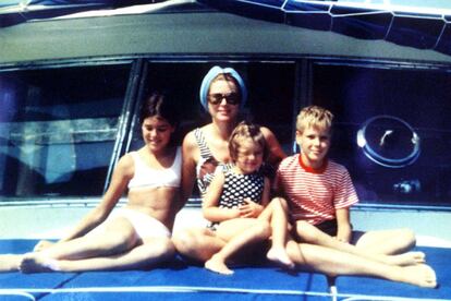 Grace de Kelly, con sus hijos en 1975 durante una jornada marinera.