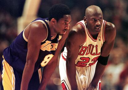 Kobe Bryant (izquierda), que en la imagen tiene 19 años, y Michael Jordan, de los Chicago Bulls, hablan mientras esperan el lanzamiento de un tiro libre, durante un partido entre Bulls y Lakers.