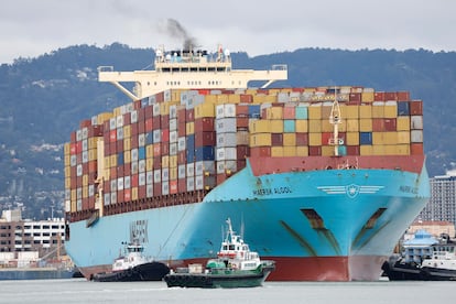 Un barco de contenedores, este lunes en el puerto de Oakland (California).