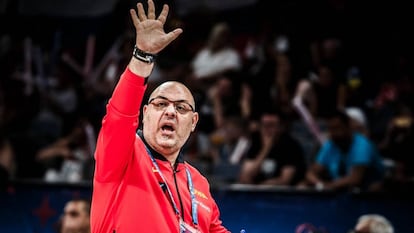 Lucas Mondelo da instrucciones durante el España - Rusia de cuartos de final del Eurobasket.