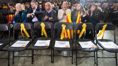 Las sillas vacias dedicadas a los ausentes en Bélgica y el encarcelado Jordi Sánchez, en el lanzamiento de la campaña de Junts per Catalunya.