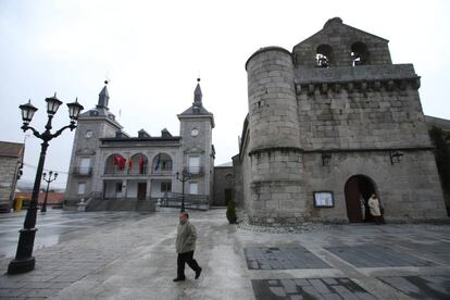 Fachada del Ayuntamiento de Alpedrete y la iglesia de la localidad madrileña.