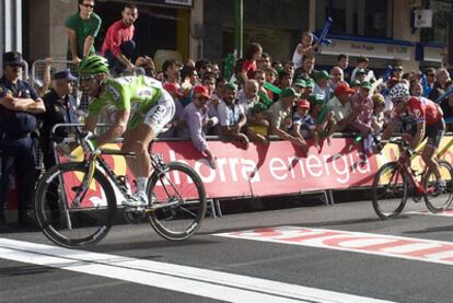 Cavendish brinca con su bicicleta en la meta de Burgos