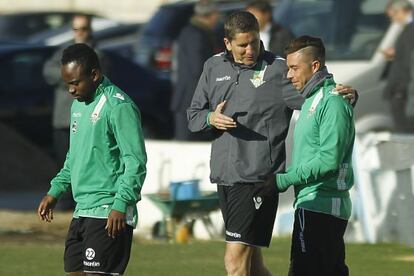 Garrido, nuevo técnico del Betis, con Rubén Castro en un entrenamiento