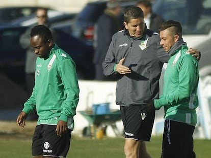 Garrido, nuevo técnico del Betis, con Rubén Castro en un entrenamiento